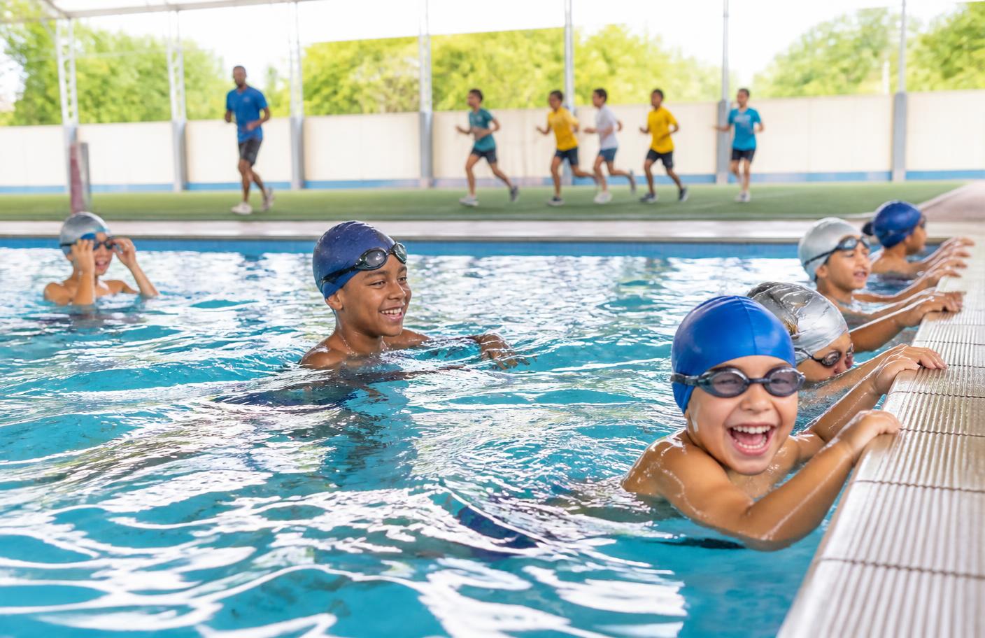 Crianças na natação e jovens praticando atletismo